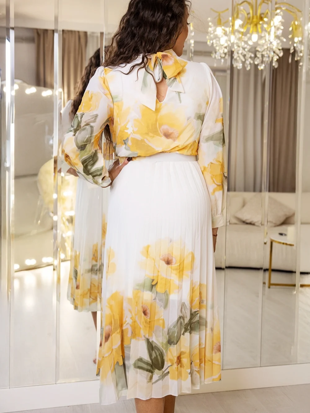 Plisowana sukienka midi z paskiem Melania