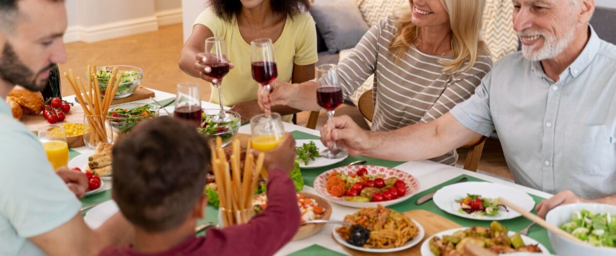 Rodzina przy stole obiadowym