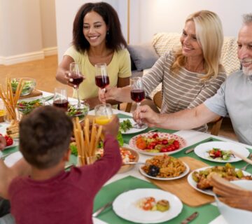 Rodzina przy stole obiadowym