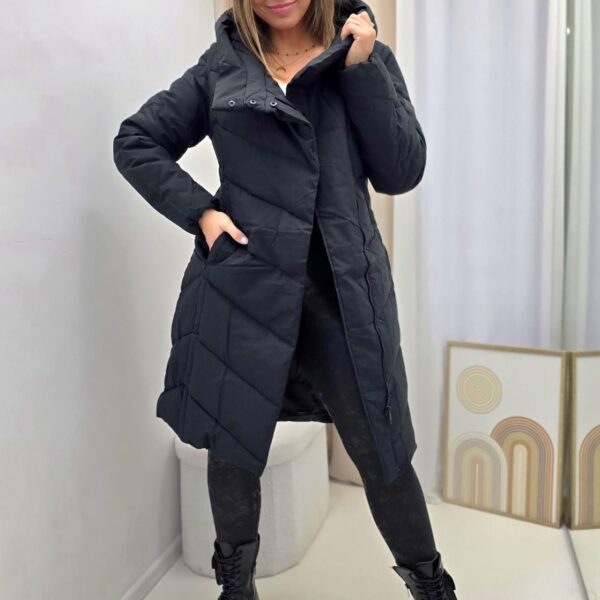 Czarna długa kurtka zimowa z pikowaniem oraz kapturem Czarna długa kurtka zimowa z pikowaniem oraz kapturem