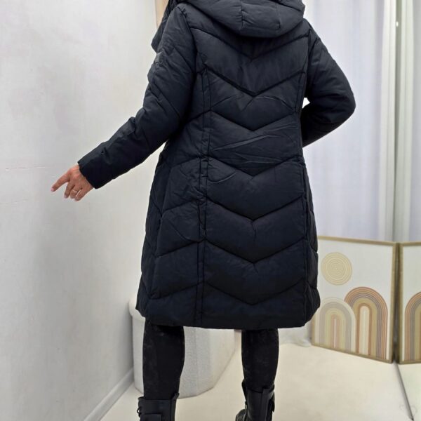 Czarna długa kurtka zimowa z pikowaniem oraz kapturem Czarna długa kurtka zimowa z pikowaniem oraz kapturem